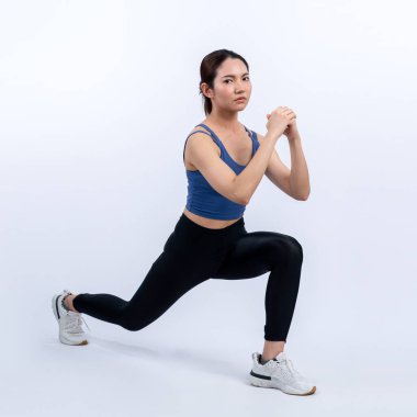 Egzersiz yapan enerjik bir kadın. Genç atletik Asyalı kadın gücü ve dayanıklılık antrenmanı rutin antrenman olarak. Tüm vücut stüdyosu izole edilmiş arka planda çekilmiş..