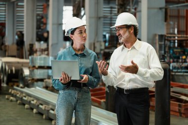 Fabrika müdürü ya da yöneticisi metal fabrikası turuna çıkıyor ve mühendislik denetçisi olarak ağır çelik endüstriyel makine gösterisi liderlik kalitesini denetliyor. Örnek gösteriliyor