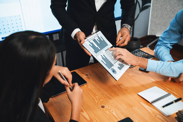 Разнообразная группа бизнес-аналитиков, анализирующих отчеты по финансовым данным на офисном столе. Диаграмма и график анализа бизнес-аналитики для стратегического маркетингового планирования Habiliment