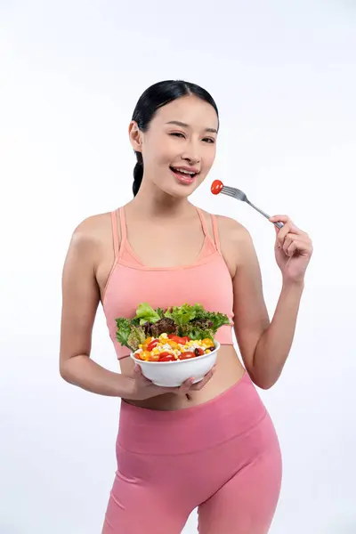 身穿运动服的年轻而活泼的亚洲女人拿着盛满水果和蔬菜的沙拉碗 天生的青春和健康的身体生活方式与均衡的营养与孤立的背景 精力充沛的 — 图库照片
