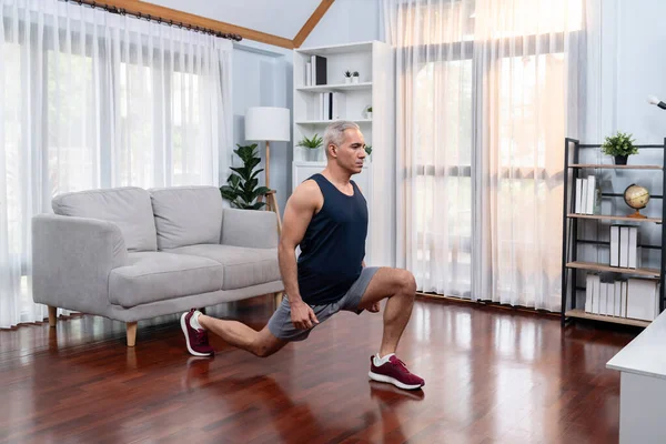 Actief Fit Senior Man Opwarmen Stretching Voor Thuis Oefening Routine — Stockfoto