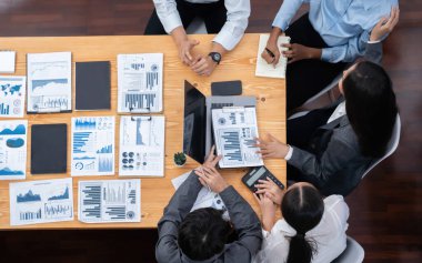 Panorama üst görüşlü çok ırklı analist ekibi, stratejik karar için finansal verileri analiz etmek amacıyla dizüstü bilgisayarda BI gösterge panelini kullanıyor. Fintech pazarlama göstergelerini analiz ediyor. Uyum