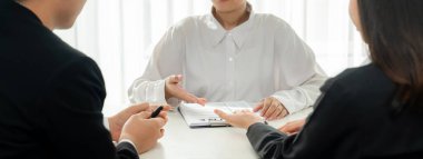 Kariyer hedefini tartışmak ve özgeçmiş ve deneyimi değerlendirmek için işe alım başvurusunda bulunan bir şirket çalışanı. Kariyer fırsatı için iş görüşmesi ve İK yöneticisi konsepti. Panorama Kurnazlığı