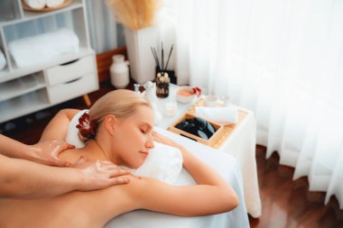 Kafkasyalı kadın müşteri stres önleyici spa masajının keyfini çıkarıyor ve lüks otel ya da oteldeki gündüz açık ortam güzellik salonunda güzellik teniyle eğleniyor. Sessiz.