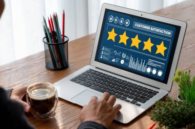 Pazarlama stratejisi planlaması için modem yazılım bilgisayarında müşteri memnuniyeti ve değerlendirme analizi