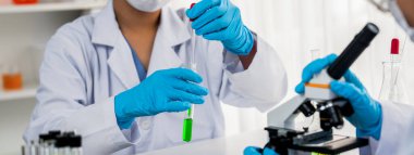 Laboratuvar araştırma ekibi, bilimsel uzmanlık ve laboratuvar ekipmanları ile sağlık hizmetlerini ilerletiyor, yeni ilaçlar araştırıyor ve laboratuvarda tedavi geliştiriyor. Panorama Katı