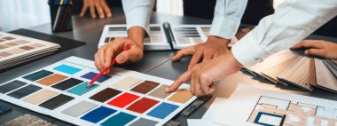 Profesyonel iç mimar ve tasarımcı grubu, ev tasarımı veya yenilenmesi için ofiste renk örnekleri tasarlıyor ve seçiyor. İçgörü