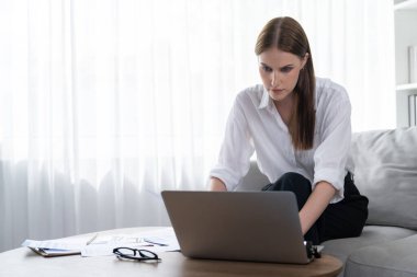 Stresli genç kadının kredi kartı borçlarıyla ilgili maddi sorunları var. Kötü kişisel para ve ipotek yönetimi krizi kavramını en üst düzeyde göstermesi gerekiyor..