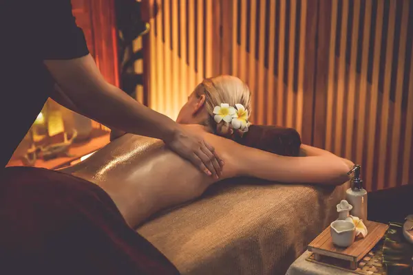 Cliente Mujer Caucásica Disfrutando Relajante Masaje Spa Estrés Mimos Con —  Fotos de Stock