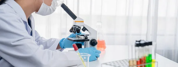 Laboratoriumonderzoeker Ontwikkelt Nieuwe Medicijnen Genezing Met Behulp Van Microscoop Technologische — Stockfoto