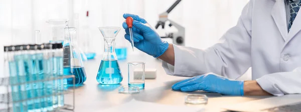Los Científicos Llevan Cabo Experimento Químico Laboratorio Médico Lanzando Cuidadosamente —  Fotos de Stock