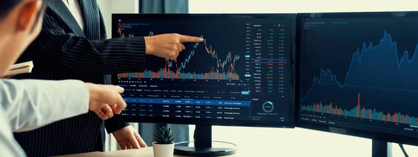 Group Profession Trader Discuss Stock Market Investment While Point Increasing — Stock Photo, Image