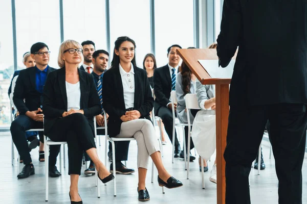 Bir grup iş adamı seminer konferansında toplanıyor. Seyirciler, çalışanların eğitim seanslarındaki eğitmenleri dinliyor. Uzman konuşmacı ile ofis çalışanları toplantısı. Jivy