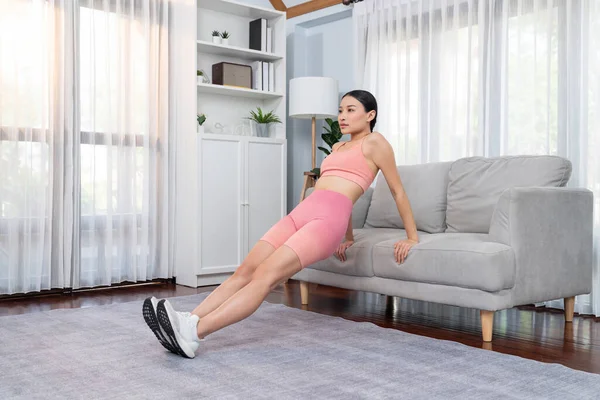 Energie Und Entschlossenheit Asiatische Frau Liegestütze Auf Dem Sofa Für — Stockfoto