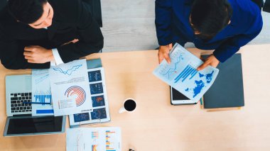 İş adamları grup toplantısı ofiste yukarıdan çekildi. İş kadınları, iş adamları ve ofis çalışanları toplantı masasında proje planlama belgeleriyle takım konferansında çalışıyorlar. Jivy