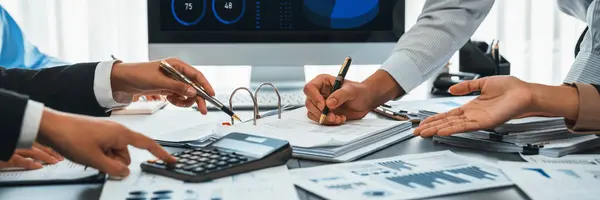 Wirtschaftsprüfer Arbeiten Büro Zusammen Analysieren Finanzdaten Und Buchführungsunterlagen Expertise Finanz — Stockfoto
