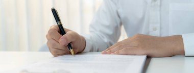 Şirket avukatının ya da hukuk bürosundaki avukat servisinin yardımıyla balyayla ilgili sözleşme imzalama belgesi. İşletme yatırımı ve yasal işlemlerin tamamlanması. Kurnaz.