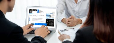 Aday, ofis masasında insan kaynakları müdürüyle iş görüşmesi yapıyor ve boş işe alma pozisyonunu doldurmak için konuşmacı arıyor. Profesyonel İK uzmanı görüşme adayı .