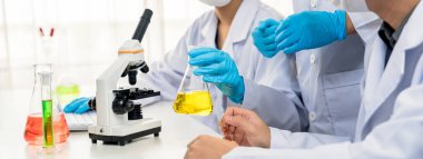 Laboratuvar araştırma ekibi, bilimsel uzmanlık ve laboratuvar ekipmanları ile sağlık hizmetlerini ilerletiyor, yeni ilaçlar araştırıyor ve laboratuvarda tedavi geliştiriyor. Panorama Katı