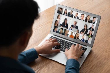 İş dünyasından iş adamlarının modern sanal grup toplantısı için video konferansındaki iş adamları