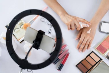 Güzellik blogcusunun ya da nüfuzlu kişinin üst görünümü çevrimiçi canlı yayın platformunda sosyal medya pazarlamasını ya da öğretim elemanlarını görüntüler.