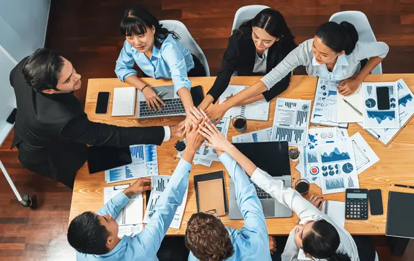 Multiraciale Zakenmensen Maken Synergie Hand Stapelen Samen Vergaderruimte Als Samenwerking — Stockfoto