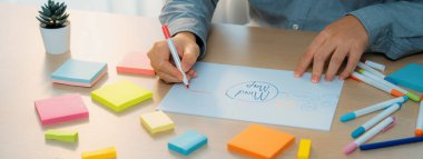 Yetenekli iş adamları zihin haritaları kullanarak pazarlama fikirleri üretiyor. Başarılı erkek girişim lideri masaya yapış yapış notlar serpiştirerek finansal plan hazırlıyor. - Yakın çekim. Eline odaklan. Değişik..