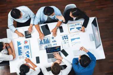 Üst düzey analist ekibi toplantı odasındaki mali verileri analiz etmek için BI Fintech 'i kullanıyor. İş anlayışı ve stratejik pazarlama planlaması için kağıt üzerinde analitik BI gösterge paneli. Tedbirli