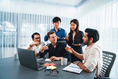 Bir grup farklı ofis çalışanı şirket ofis odasında stratejik iş pazarlama planlamasında birlikte çalışıyor. İş yeri konseptinde pozitif takım çalışması. Tedbirli