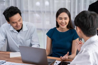 Profesyonel Asyalı çalışanlar, şirket ofisinde takım olarak çalışarak iş planları ve bilgisayarla başarılı olmak için verileri tartışırlar. Modern ofis çalışanı takım çalışması konsepti. Uyum