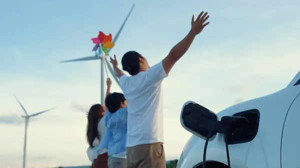 Lerici Mutlu Aile Kavramı Elektrikli Araçla Rüzgar Çiftliğinde Eğleniyor Rüzgar — Stok fotoğraf