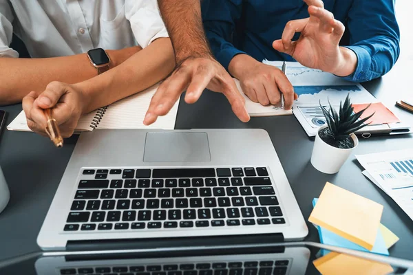 Veri analistleri ofis çalışanlarından oluşan bir ekip, mali, trend ve pazarlama verilerini analiz etmek için iş istihbaratı BI gösterge paneli üzerinde işbirliği yapmaktadır. BI yazılım kullanım sürücüsü iş başarısı. Tedbirli