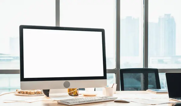 在现代小办公室或家庭办公室中设计模拟模板的空计算机监控屏幕 有创意职业的时髦工作场所 Jivy — 图库照片
