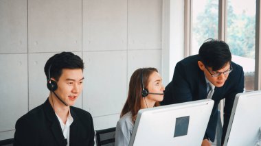 Ofiste çalışan kulaklık takan işadamları uzak müşteri ya da meslektaşlarını desteklemek için çalışıyorlar. Çağrı merkezi, tele pazarlama, müşteri destek acentesi telefon görüşmesinde hizmet sağlıyor. Jivy