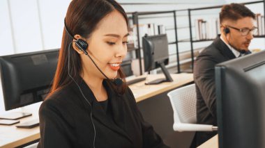 Ofiste çalışan kulaklık takan işadamları uzak müşteri ya da meslektaşlarını desteklemek için çalışıyorlar. Çağrı merkezi, tele pazarlama, müşteri destek acentesi telefon görüşmesinde hizmet sağlıyor. Jivy