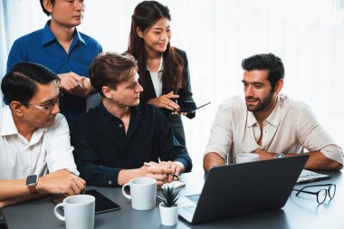 Bir grup farklı ofis çalışanı şirket ofis odasında stratejik iş pazarlama planlamasında birlikte çalışıyor. İş yeri konseptinde pozitif takım çalışması. Tedbirli