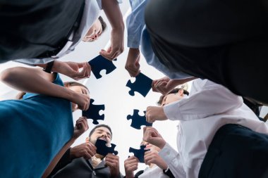 Çeşitli şirket çalışanlarının bakış açısının altında, yapboz parçalarını ortaklık ve takım çalışması konsepti olarak birleştirmek için ofiste işbirliği yapıyorlar. Yapboz 'u birleştirerek iş dünyasındaki birlik ve sinerji. Uyum