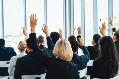 Bir grup iş adamı seminer konferansında toplanıyor. Seyirciler, çalışanların eğitim seanslarındaki eğitmenleri dinliyor. Uzman konuşmacı ile ofis çalışanları toplantısı. Jivy