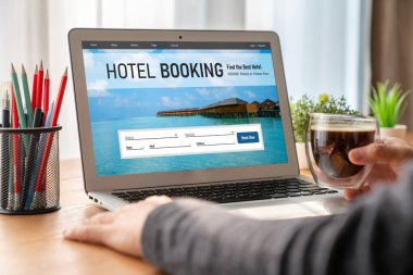 Çevrimiçi otel konaklama rezervasyon sitesi mod rezervasyon sistemi sağlar. Seyahat teknolojisi kavramı .