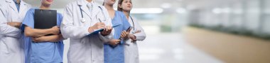 Doktor hemşiresi ve sağlık uzmanı olan kendine güvenen tıbbi ekip bulanık hastane koridorundaki insanları mesleklerine yönlendiriyor. Panoramik pankartta tıbbi ve sağlık hizmetleri topluluğu. Neoterik