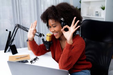 Güzel Afrikalı kadın etkileyicilerin sunucu kanalı yeni dinleyicilerle yayın stüdyosunda konuşuyor. Canlı sosyal medyada yaşam koçu danışmanlığı zamanı. Tavsiye verme kavramı. Tatlandırıcı.