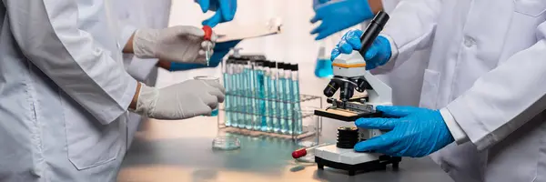 Grupo Cientista Dedicado Realizar Experimentos Químicos Usando Microscópio Laboratório Médico — Fotografia de Stock