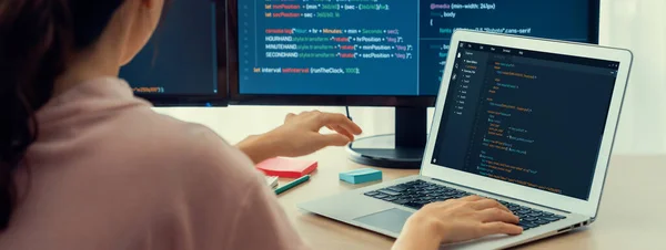 Gewassen Beeld Van Vrouwelijke Web Developer Codering Laptop Terwijl Computer — Stockfoto