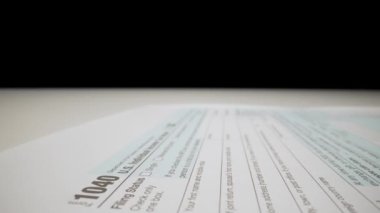 Şirket muhasebecisi veya vergi mükellefleri için boş 1040 vergi formu kağıdının yakın çekim makro çekimi ve vergi sezonu için kalem hazırlama ve mali rapor sunma.