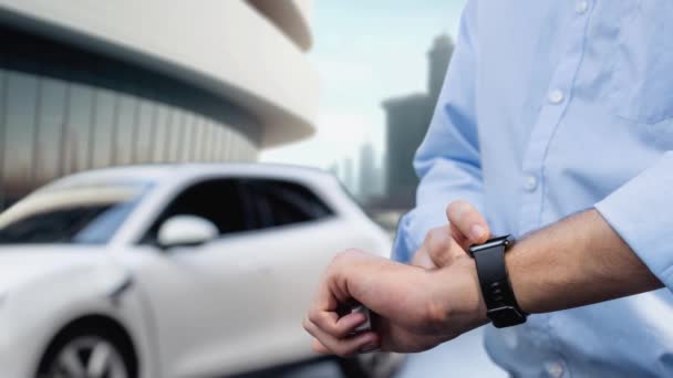 Επιχειρηματίας Ελέγξτε Την Κατάσταση Της Μπαταρίας Του Αυτοκινήτου Smartwatch Ολόγραμμα — Αρχείο Βίντεο