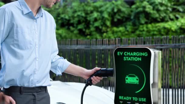 Biznesmen Wyciągnąć Ładowarkę Ładowania Akumulatora Samochodów Elektrycznych Stacji Ładowania Zielonym — Wideo stockowe