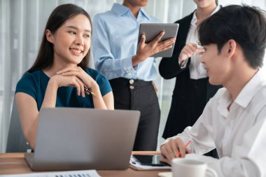 Mutlu iş adamları birlikte çalışır, şirket ofisinde tartışırlar. Profesyonel ve çeşitlilik takım çalışması iş planını bilgisayarda tartışır. Modern çok kültürlü ofis çalışanı. Uyum