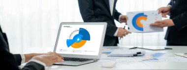 Bilgisayar yazılımından iş verisi analizi. Yatırım uygulaması görüntüleme işletme satışları ve kar bilgisayar ekranında ve pazarlama planlama karar konuşma önerisi .