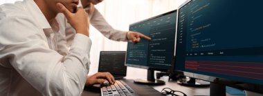 Yazılım geliştirme ekibi ofiste birlikte çalışıyor, bilgisayar ekranında betik görüntülemesi kodluyor. Teknoloji geliştirici şirketinde çalışan programcı ve yazılım mühendisi. Önde.