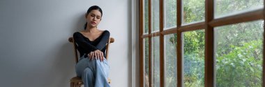 Depresyondaki zihinsel sağlık sorunu olan genç Asyalı kadın aşırı düşünme yorgunluğu, yıkıcı düşünce, asosyal, kaygı ve diğer akıl sağlığı bozukluklarından en yüksek tedaviye ihtiyaç duyuyor. .